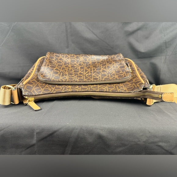 Calvin Klein Monogram Crossbody Purse RN 54163 CA 57151 - Good Condition - Picture 6 of 16